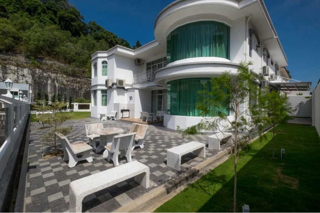 6, Persiaran Tanjung Bunga 3 Villa