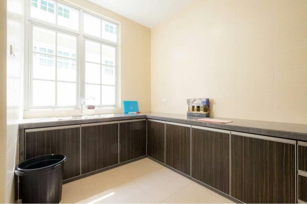 Villa 6, Persiaran Tanjung Bunga 3 *