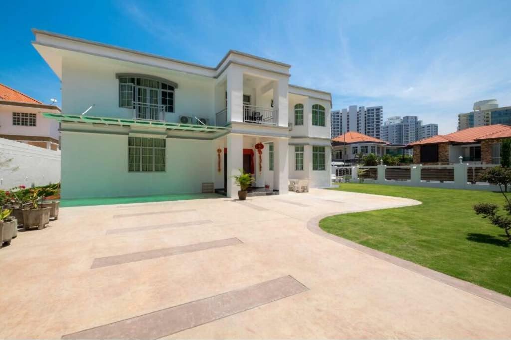 6, Persiaran Tanjung Bunga 3 *
