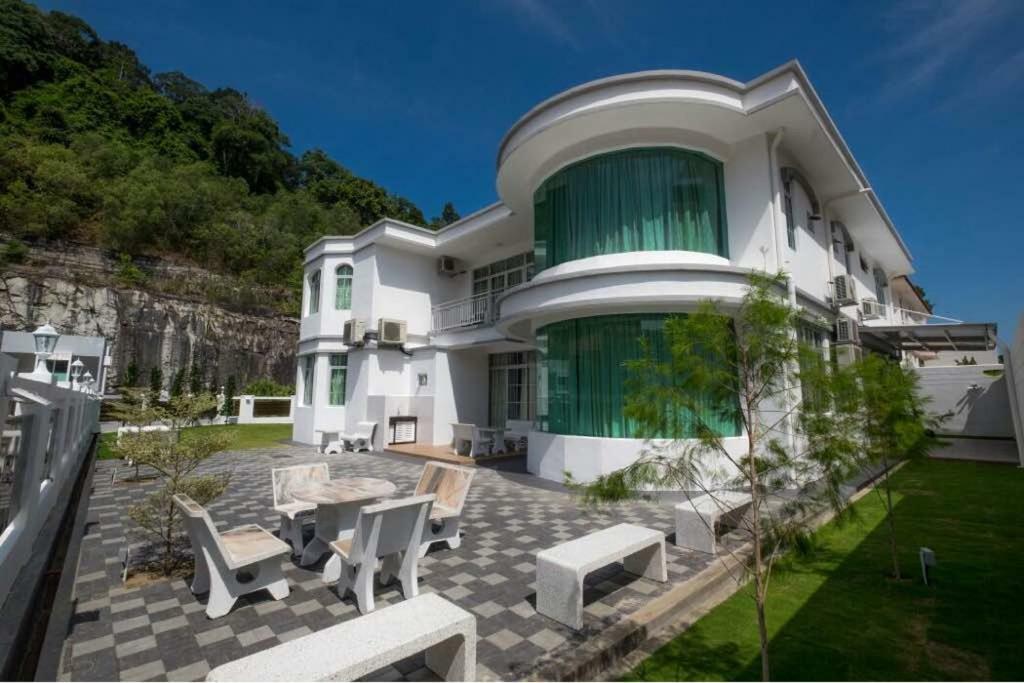 6, Persiaran Tanjung Bunga 3 Villa Batu Ferringhi