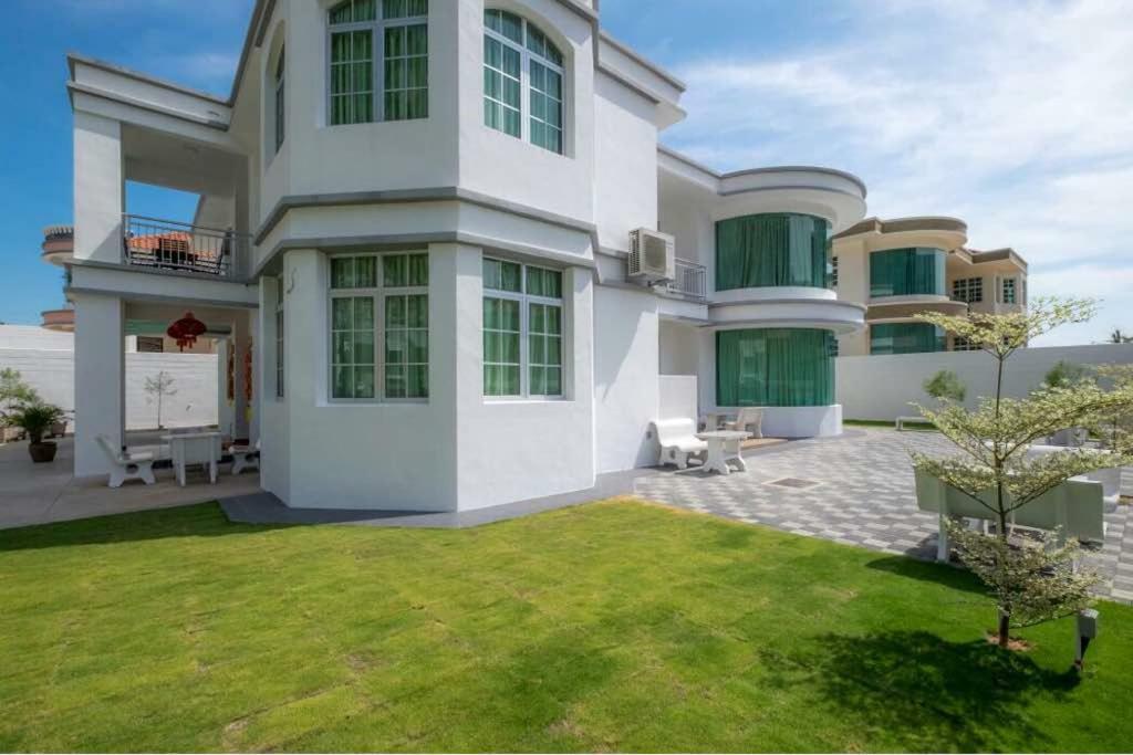 Villa 6, Persiaran Tanjung Bunga 3 Batu Ferringhi