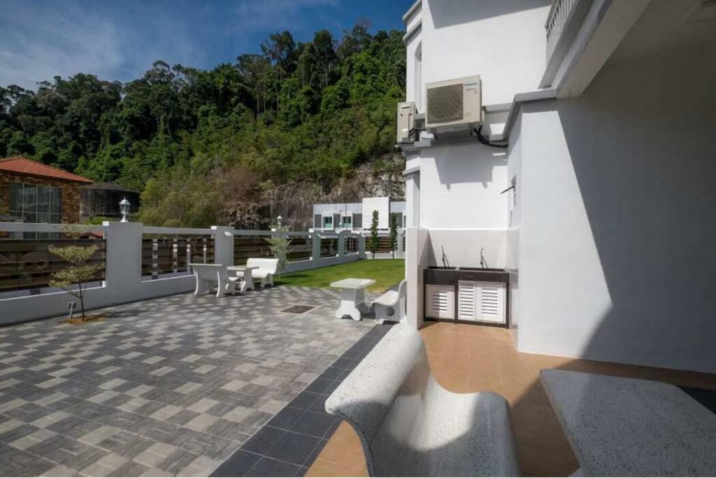 6, Persiaran Tanjung Bunga 3 Villa