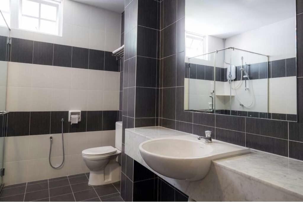 Villa 6, Persiaran Tanjung Bunga 3