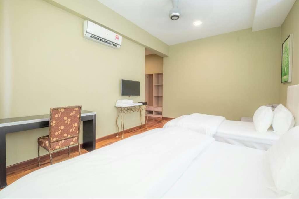 Villa 6, Persiaran Tanjung Bunga 3