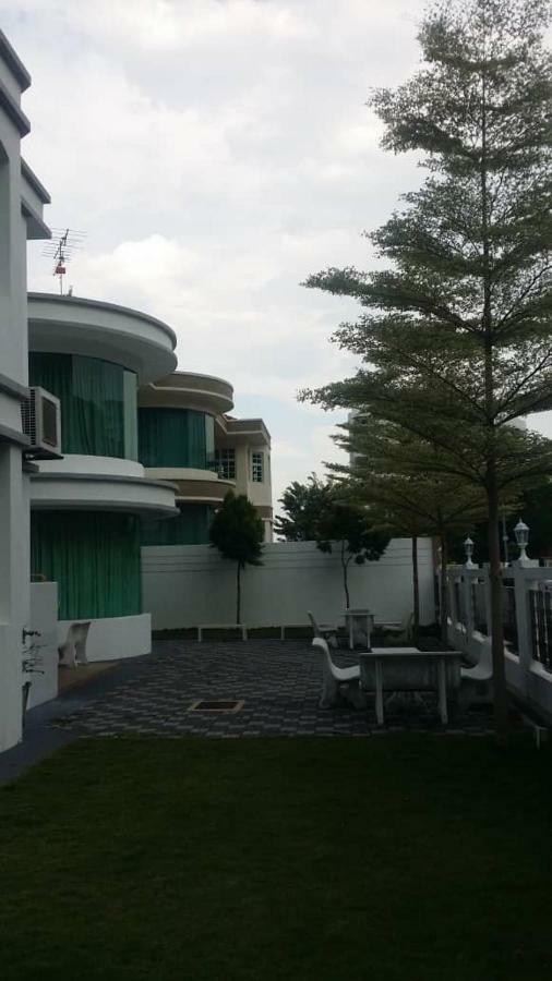 6, Persiaran Tanjung Bunga 3 *
