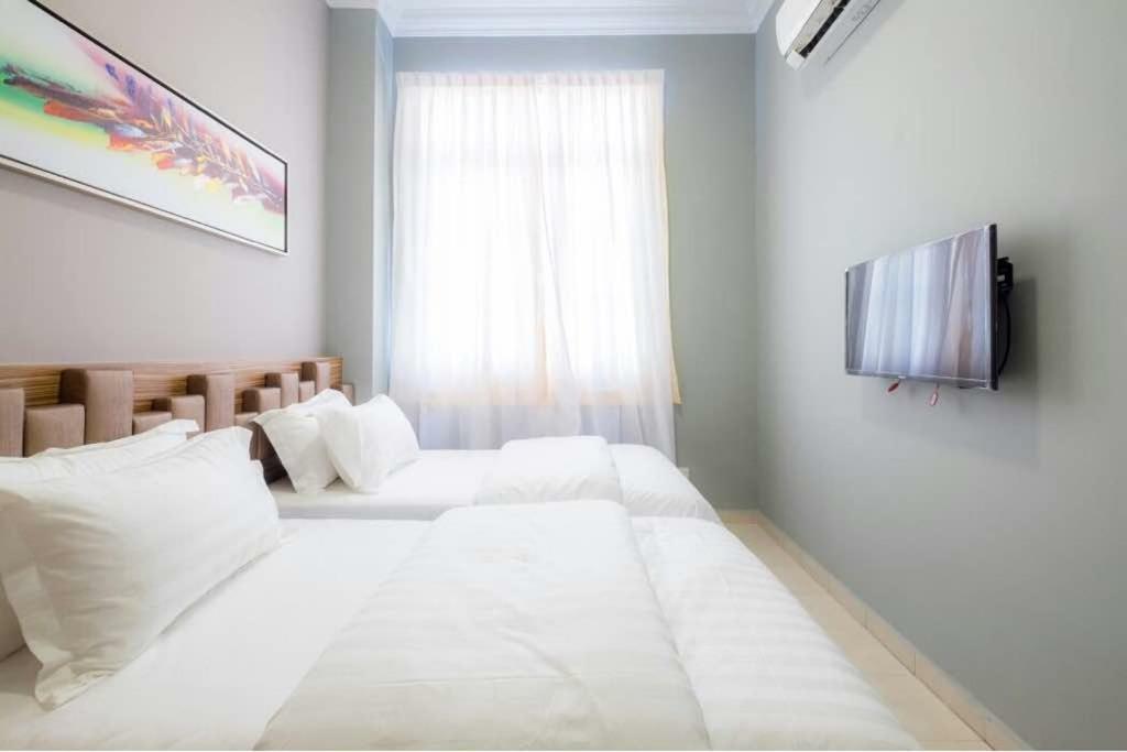 Villa 6, Persiaran Tanjung Bunga 3 *